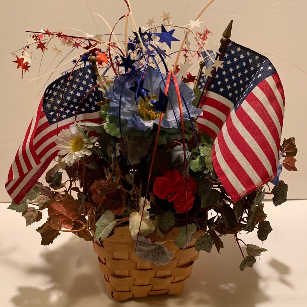 CUSTOM MADE PATRIOTIC FLORAL ARRANGEMENT.